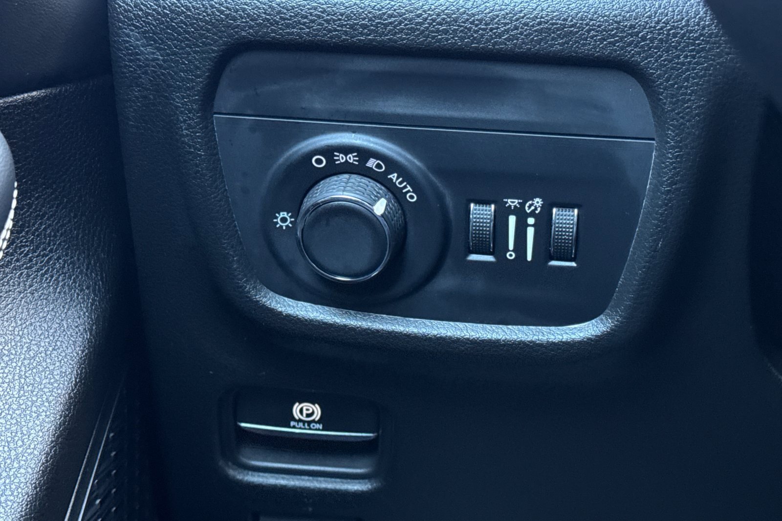 Used 2023 Jeep Grand Cherokee L Laredo image 32