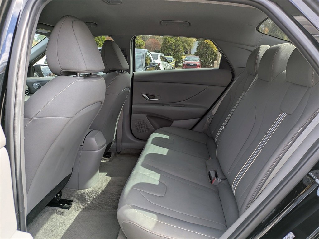Used 2023 Hyundai Elantra SEL image 11