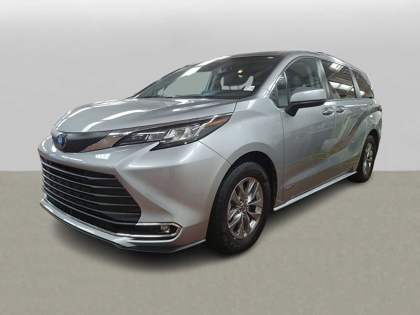Used 2021 Toyota Sienna XLE w/ XLE Plus Package image 1