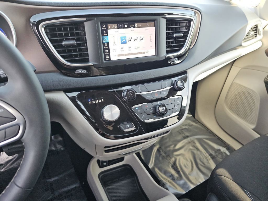 Used 2023 Chrysler Voyager LX image 31