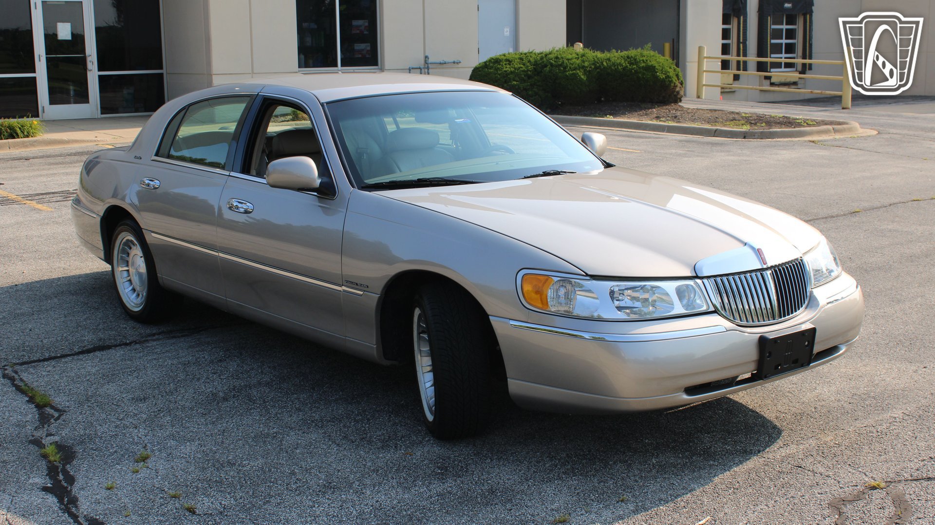 Used 2002 Lincoln Town Car Executive RWD image 4