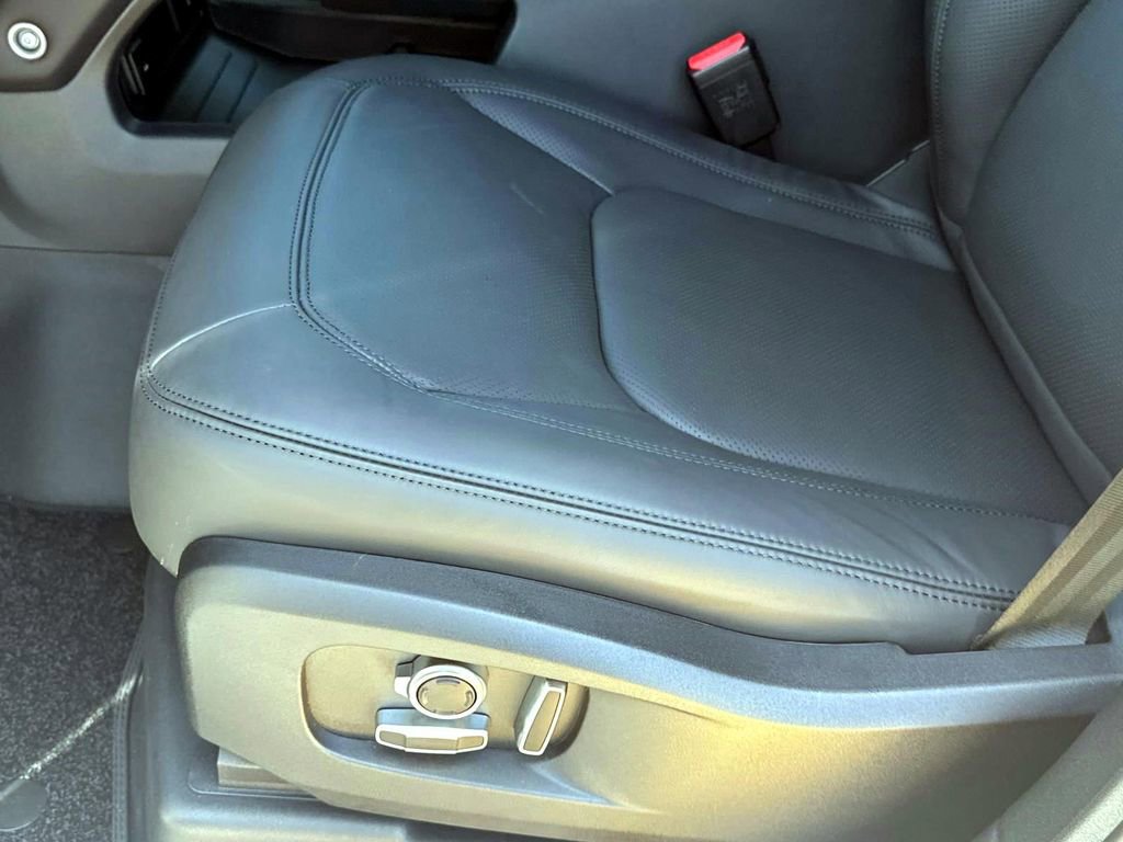 New 2025 Land Rover Defender 130 X-Dynamic SE image 18