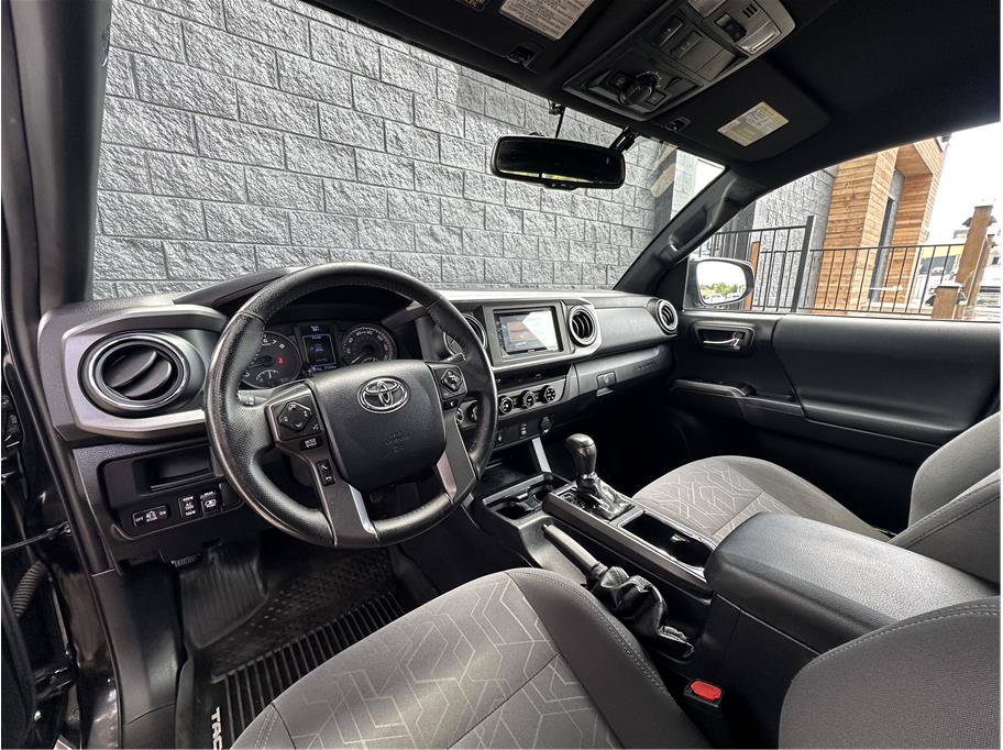 Used 2017 Toyota Tacoma TRD Off-Road w/ Tow Package (A/T) AWD/4WD image 14