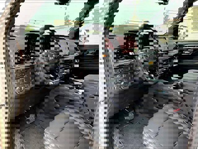 New 2025 Chevrolet Suburban Premier image 8