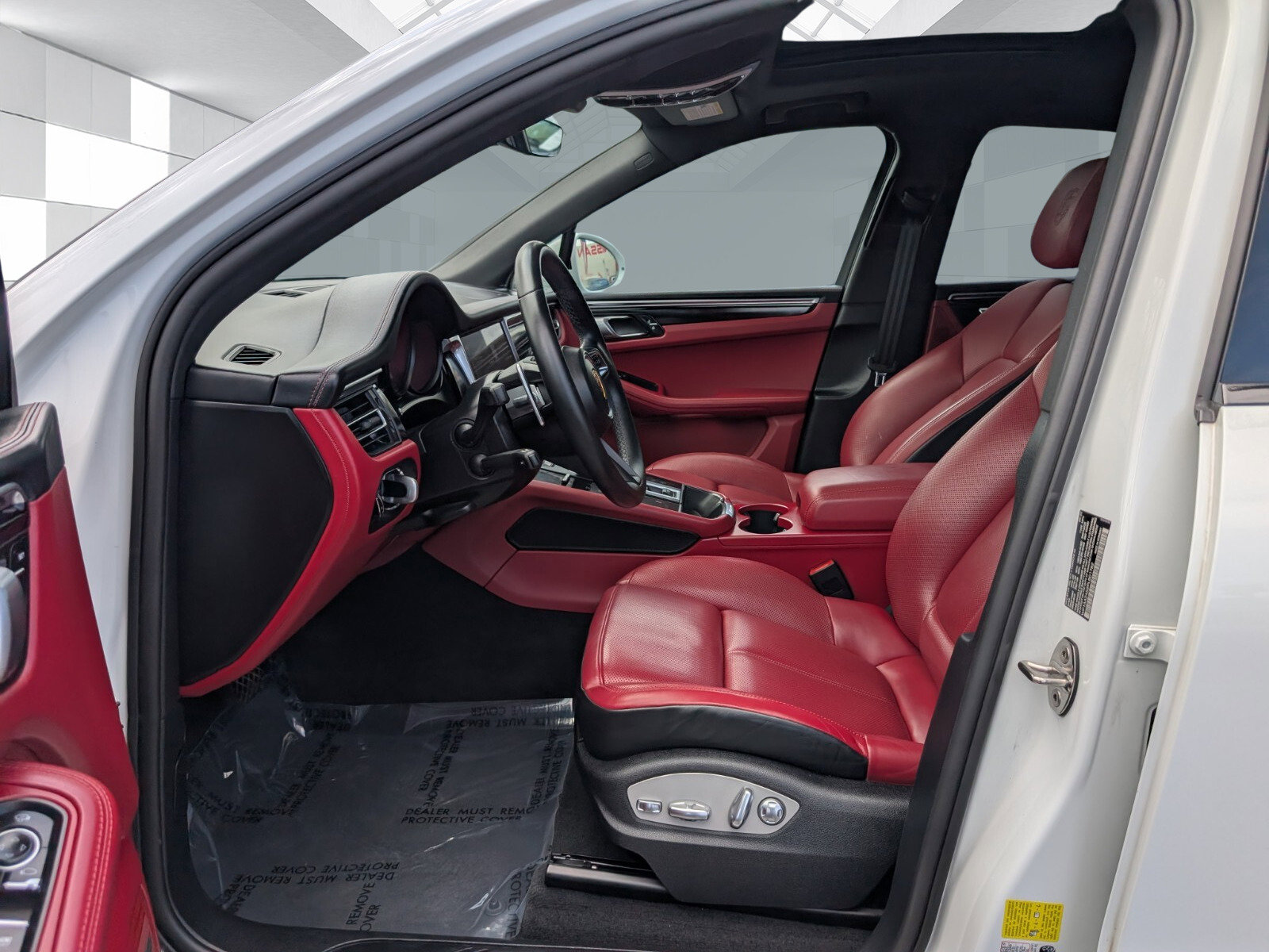 Used 2023 Porsche Macan Turbo image 5