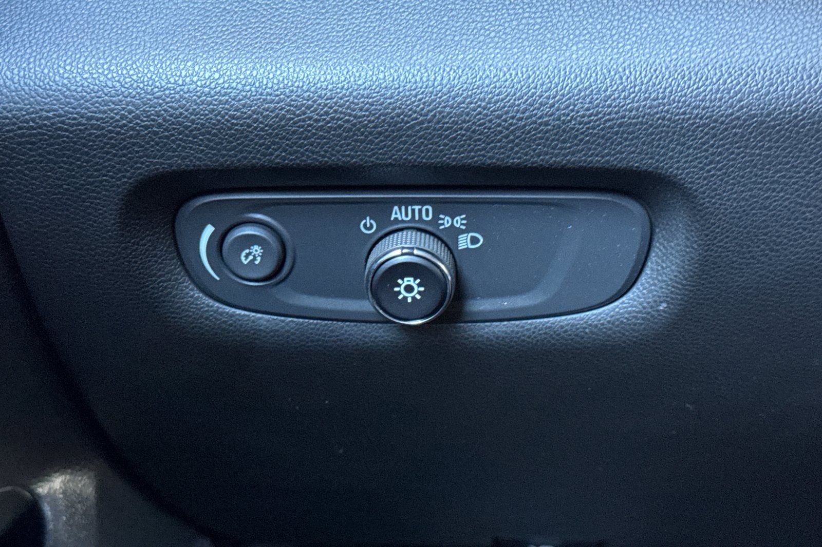 Used 2022 Chevrolet Traverse LS w/ Midnight/Sport Edition image 31