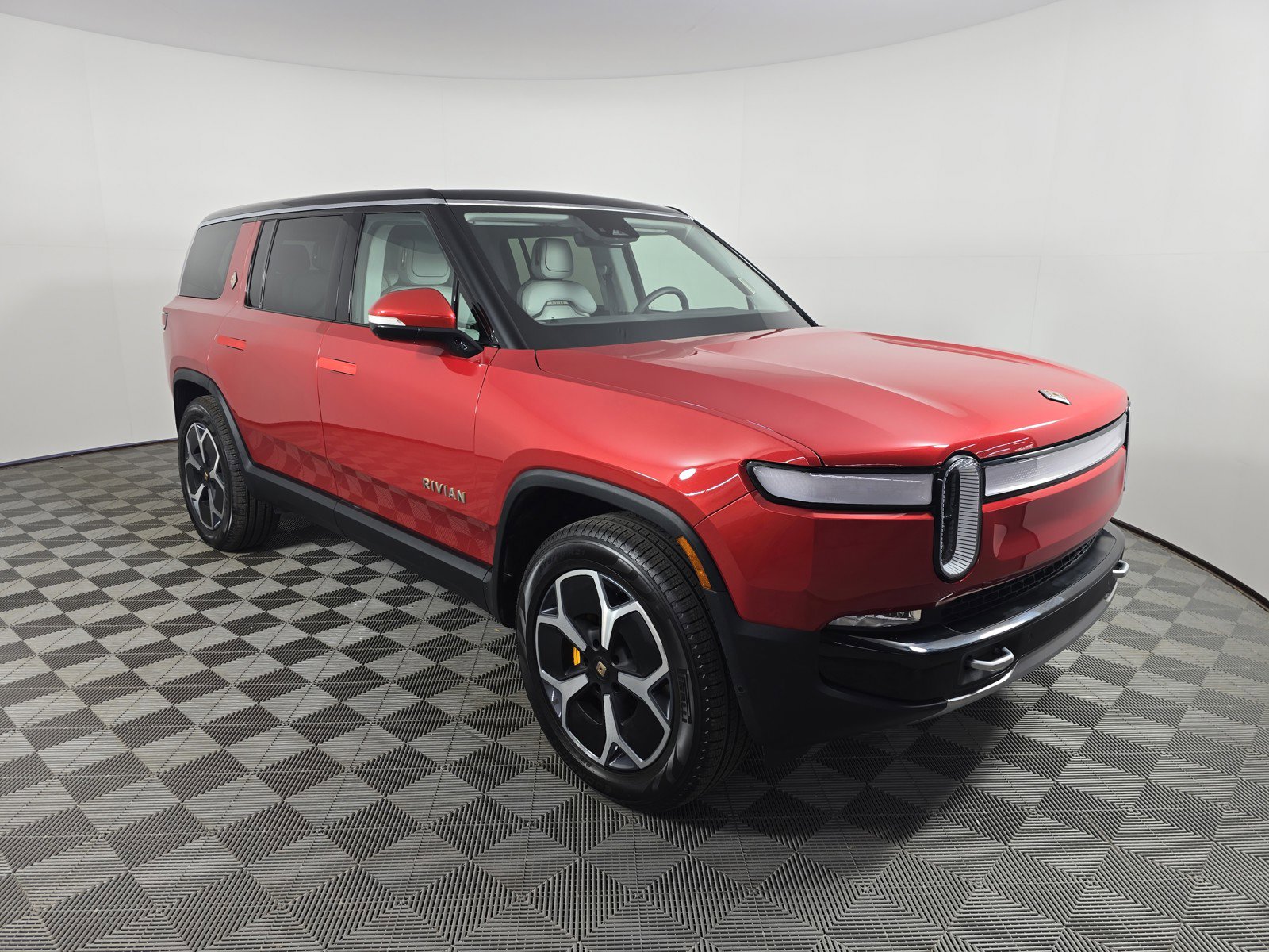 Used 2024 Rivian R1S Adventure AWD/4WD image 7