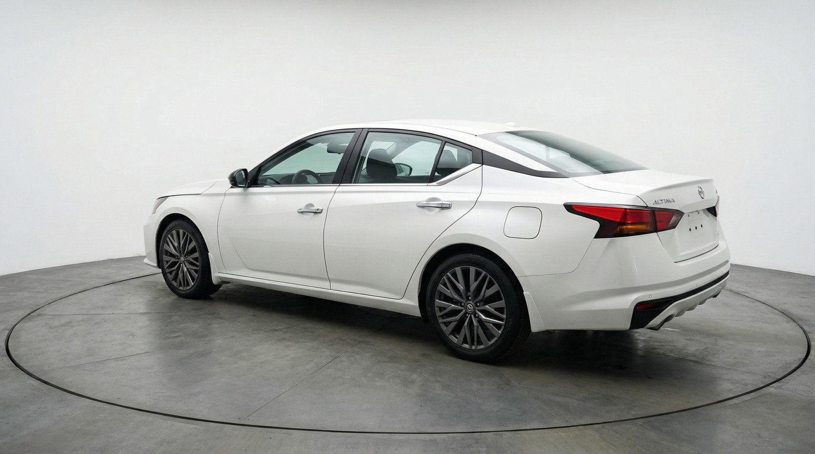 Used 2025 Nissan Altima 2.5 SV FWD image 6