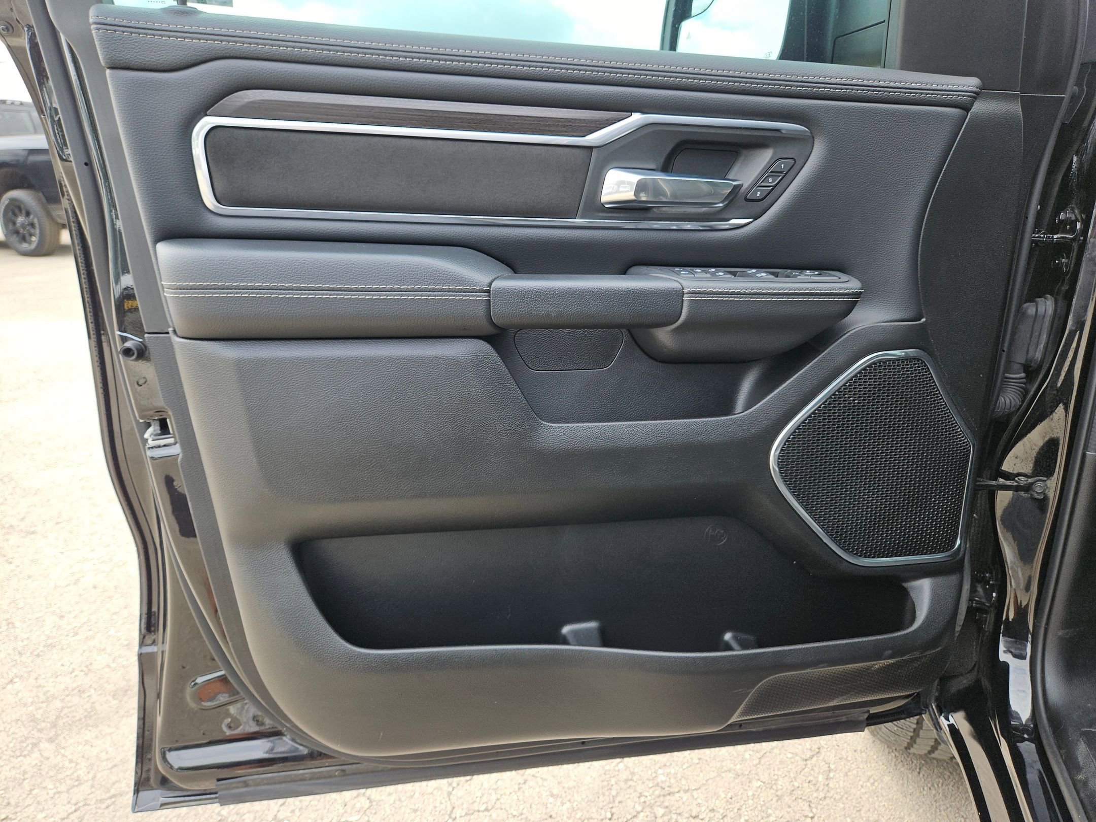 Used 2026 RAM 1500 Laramie AWD/4WD image 11