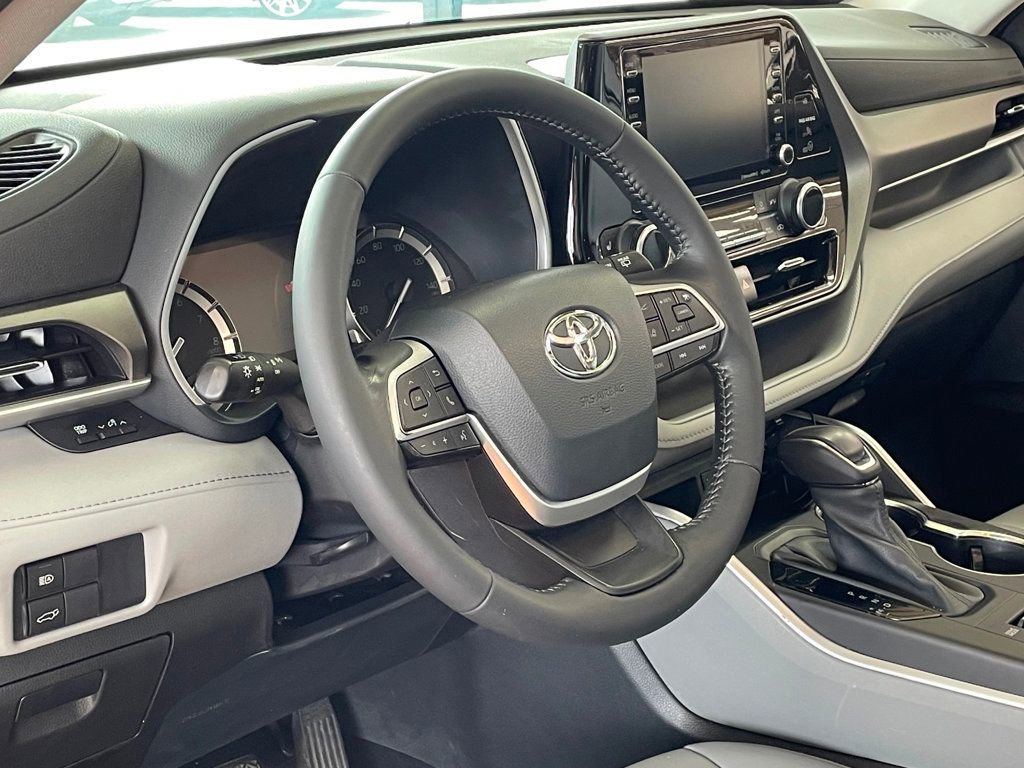 Used 2022 Toyota Highlander XLE AWD/4WD image 14