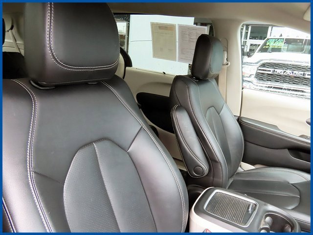 Used 2024 Chrysler Pacifica Touring-L image 9