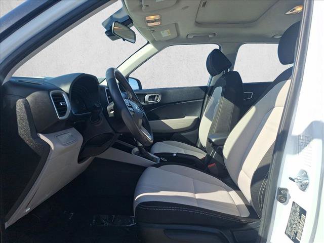 Used 2025 Hyundai Venue SEL image 16