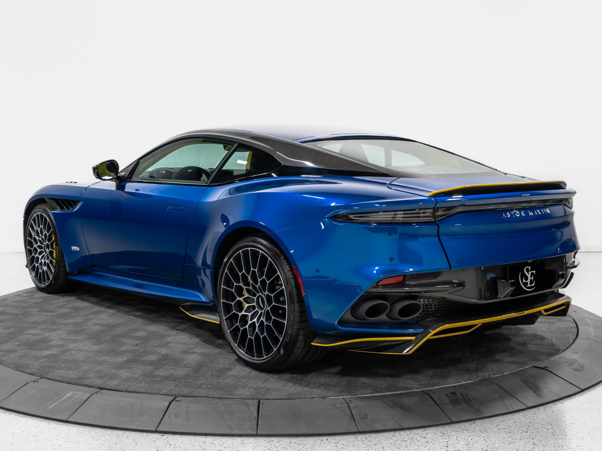 Used 2023 Aston Martin DBS Coupe RWD image 7