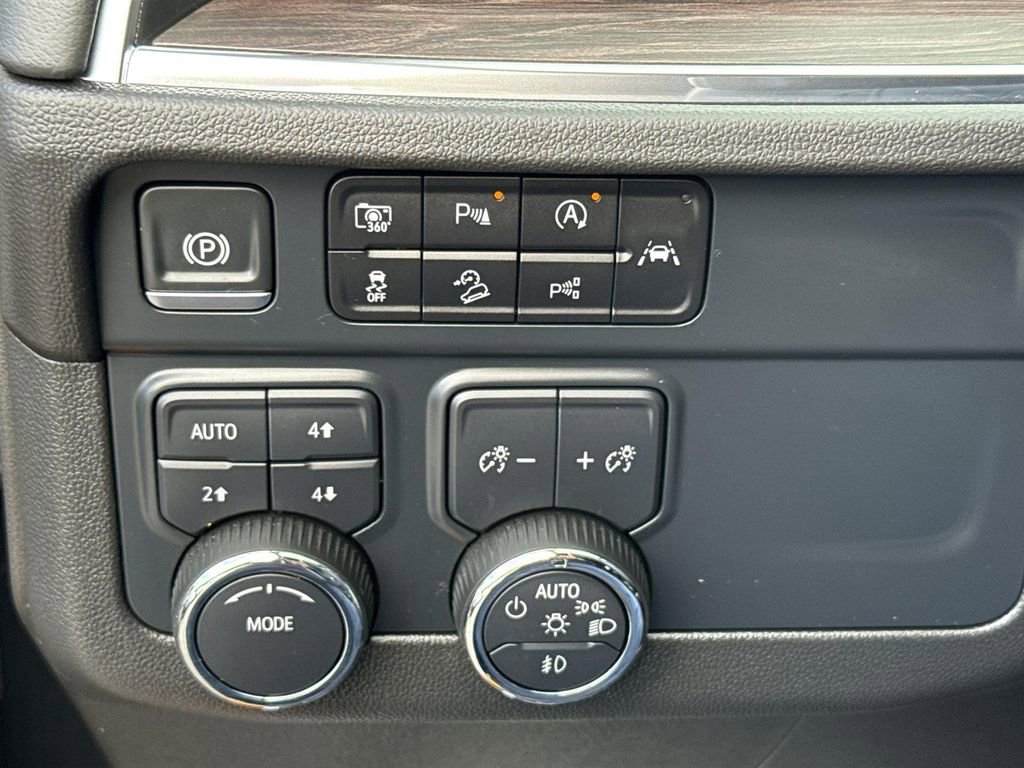 Used 2025 Chevrolet Suburban Z71 image 15
