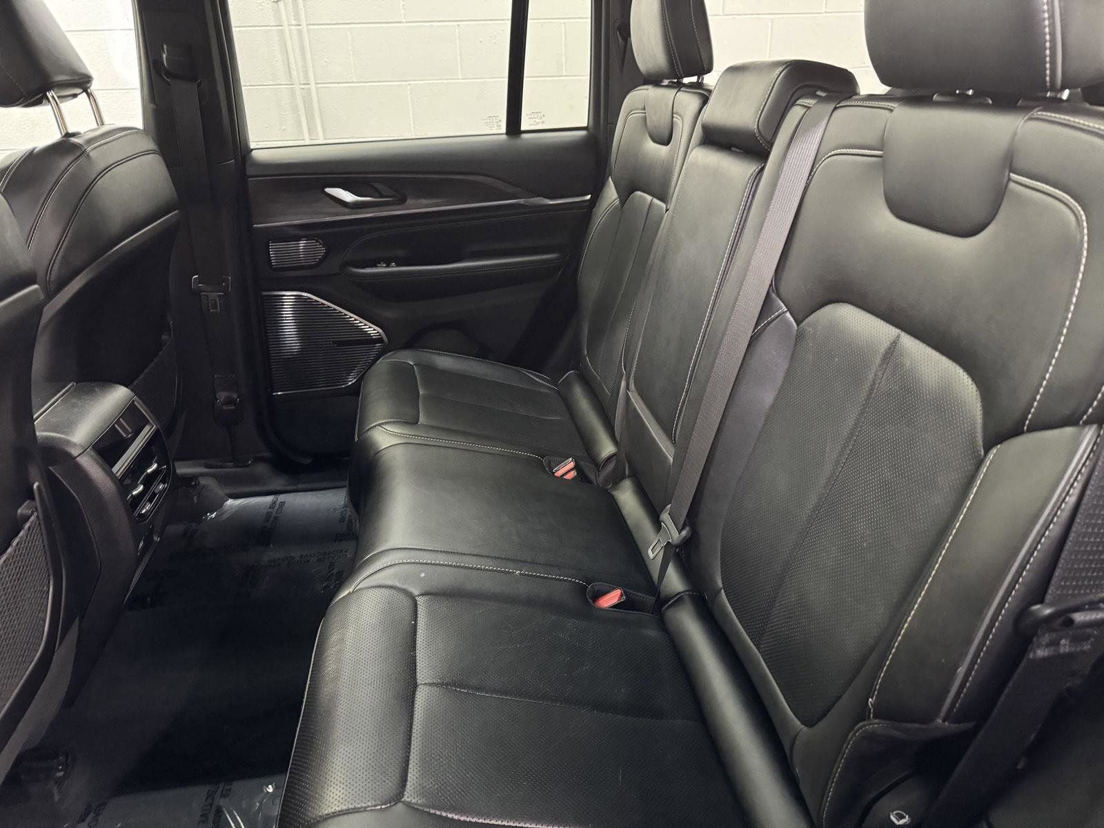 Used 2023 Jeep Grand Cherokee Overland AWD/4WD image 12