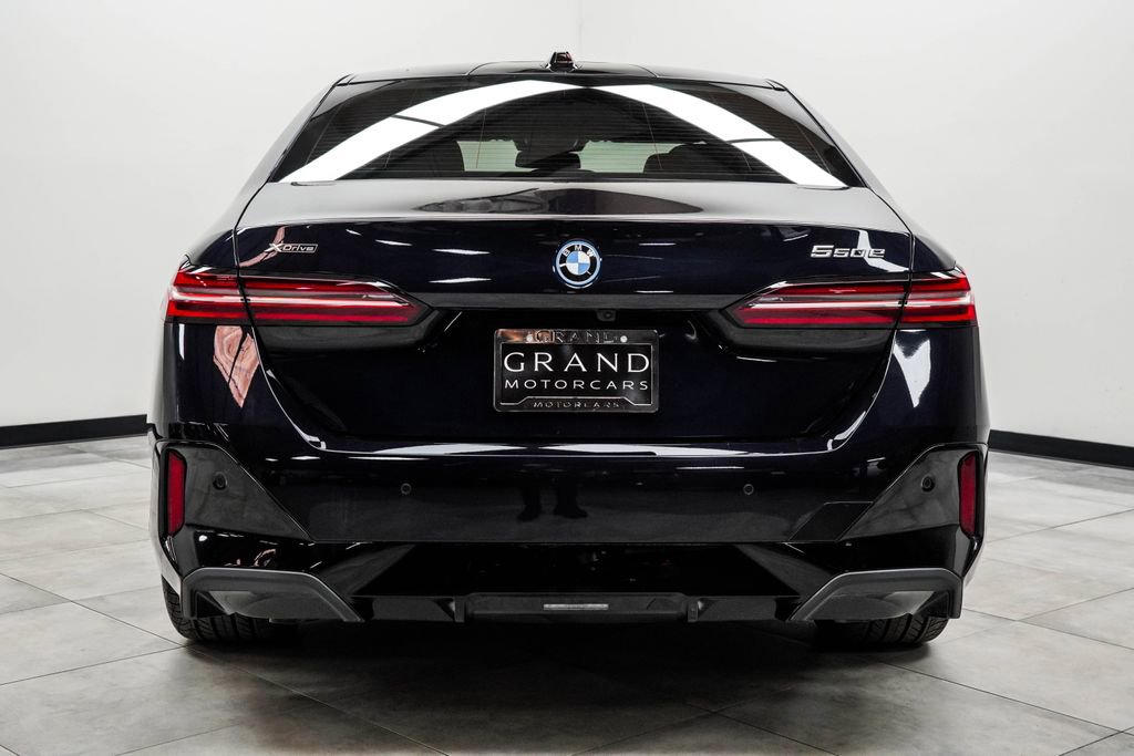 Used 2026 BMW 550e xDrive image 9