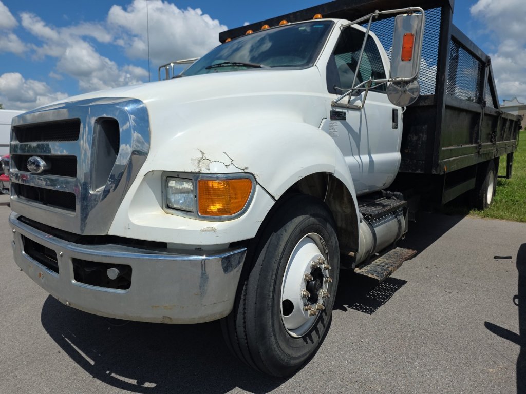 Used 2013 Ford F750 2WD Regular Cab Super Duty image 1