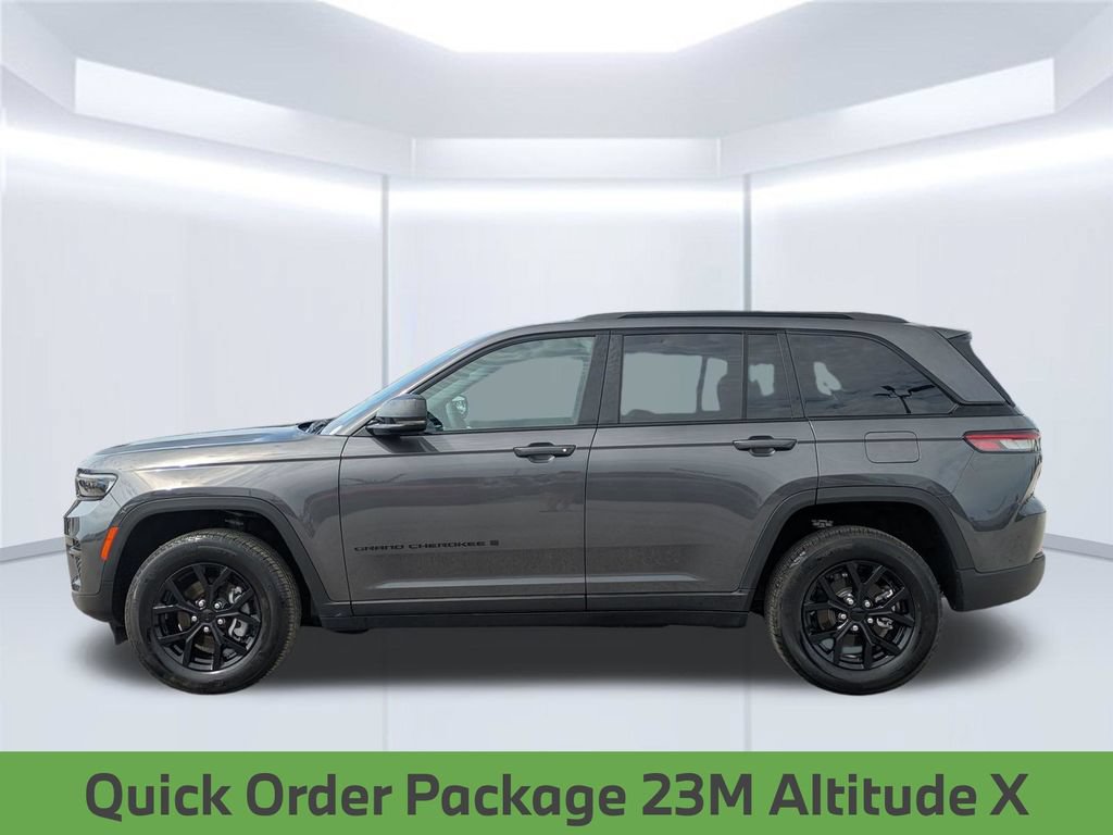 Used 2025 Jeep Grand Cherokee Altitude AWD/4WD image 2