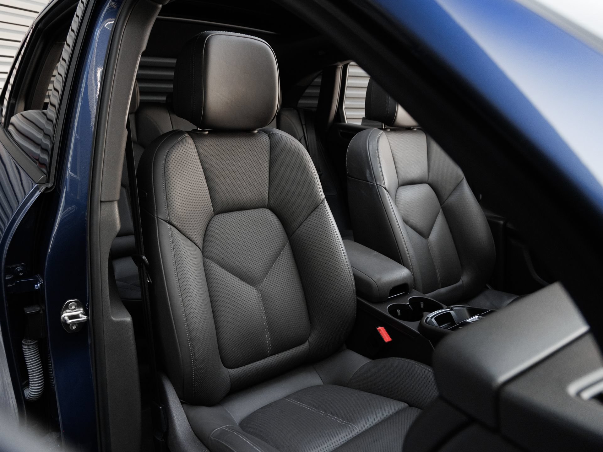 Certified 2022 Porsche Macan AWD/4WD image 34