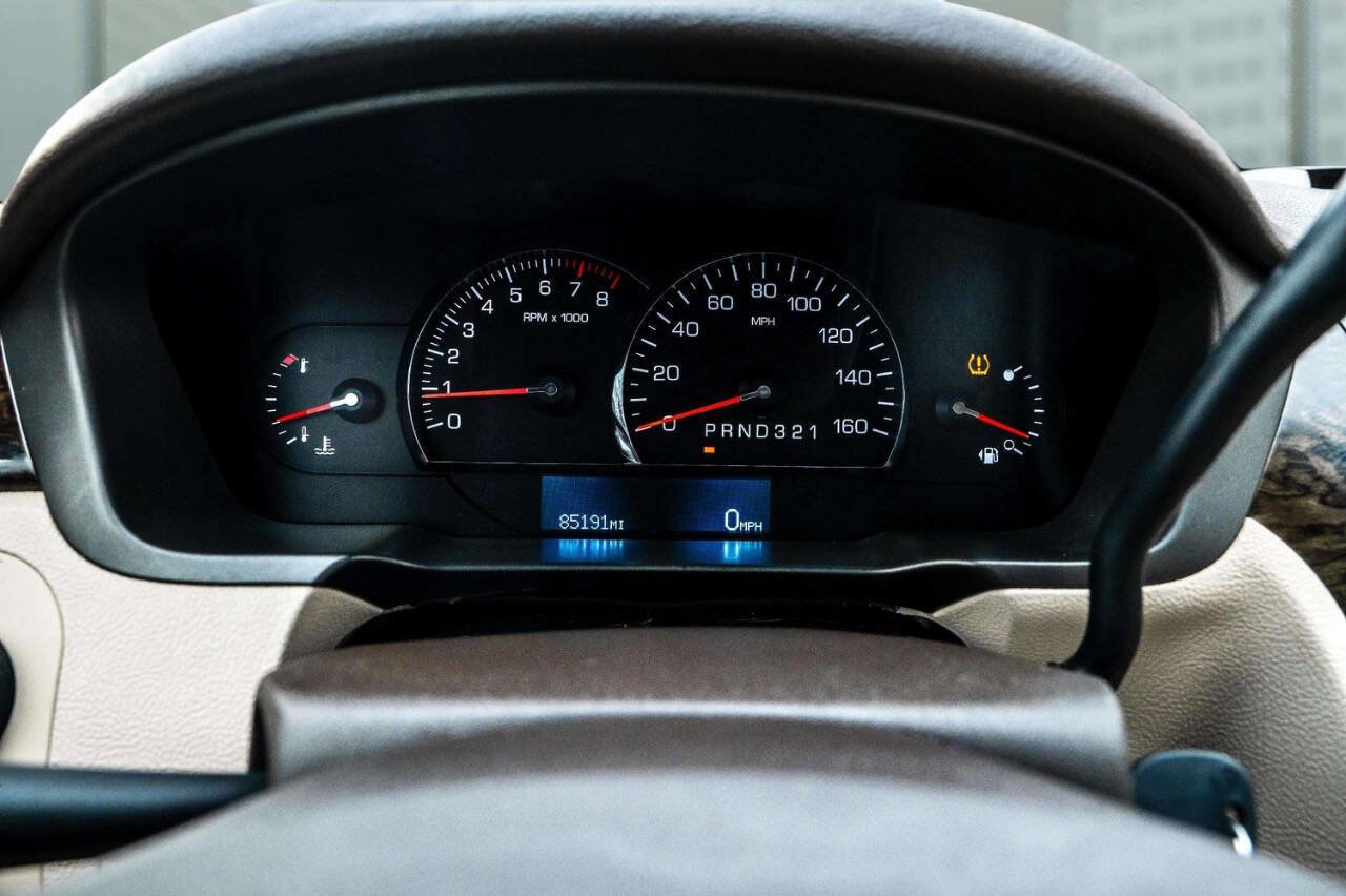 Used 2008 Cadillac DTS Luxury II w/ Sun And Sound Package image 12