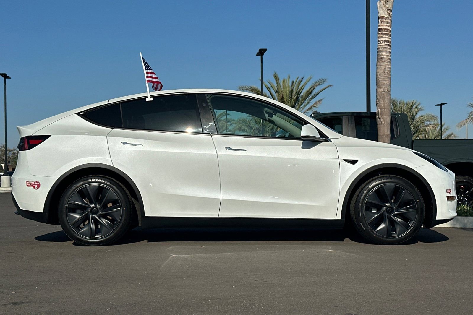 Used 2025 Tesla Model Y Long Range image 3