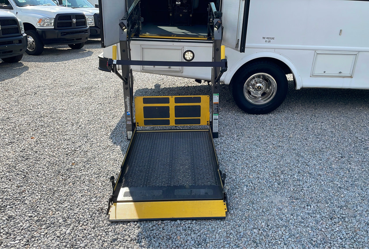 Used 2015 Chevrolet Express 3500 w/ Shuttle Bus Package RWD image 42