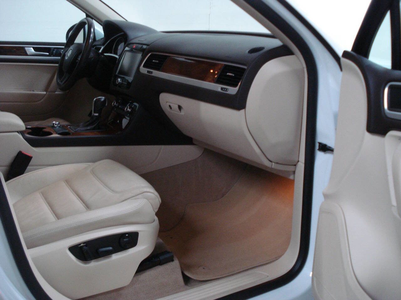 Used 2013 Volkswagen Touareg Sport image 34