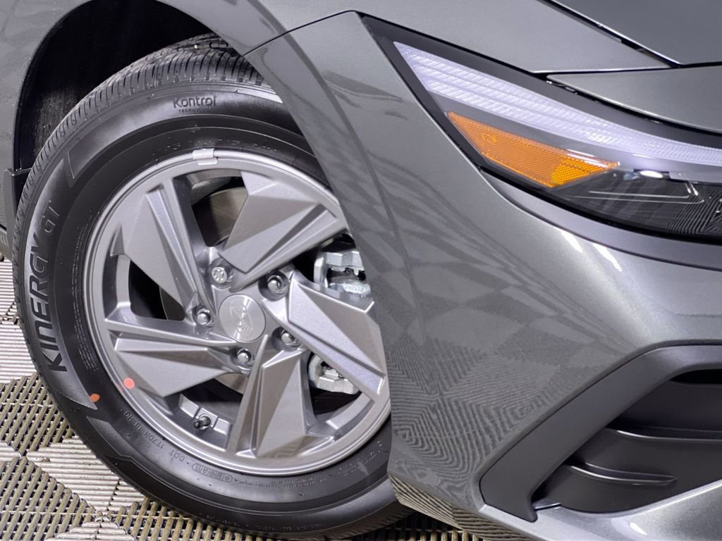 Used 2025 Hyundai Elantra SE FWD image 12