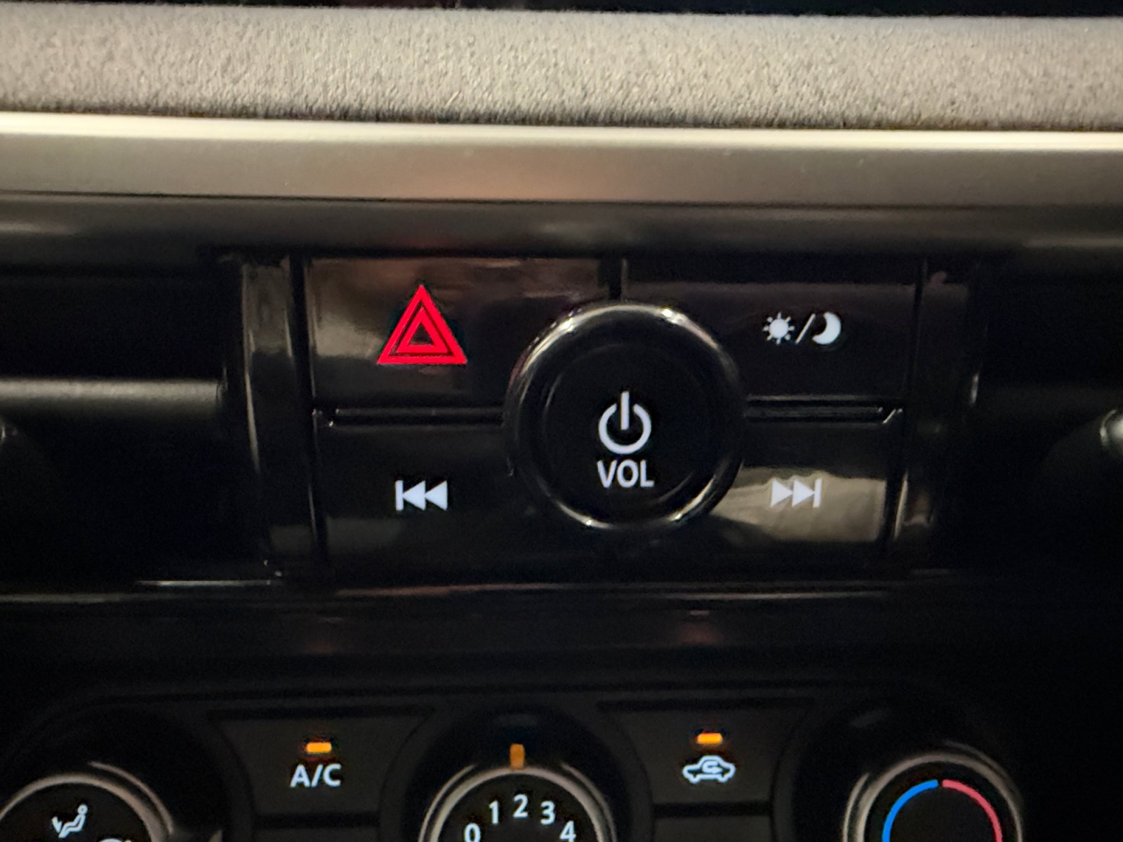 Used 2025 Nissan Kicks SV FWD image 31