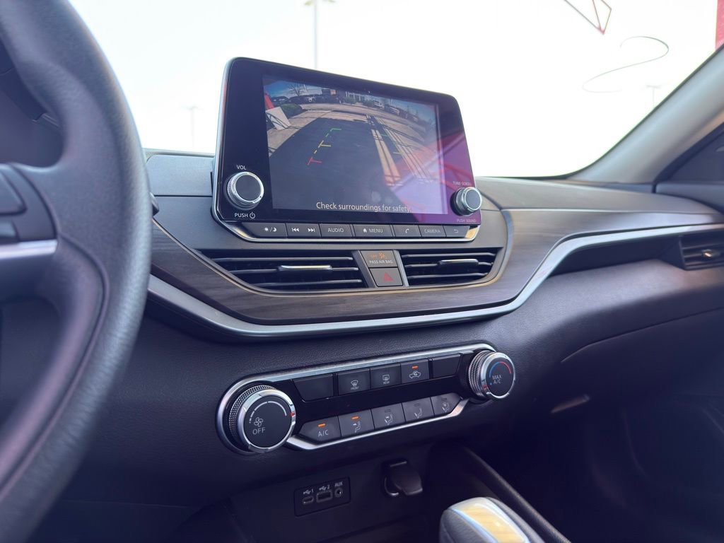Used 2025 Nissan Altima 2.5 SV FWD image 12