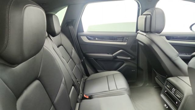 Used 2025 Porsche Cayenne w/ Premium Package image 24