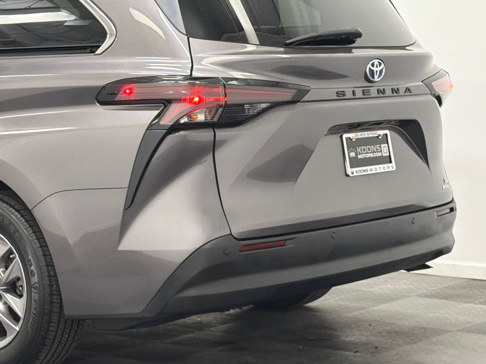 Used 2023 Toyota Sienna XLE FWD image 7