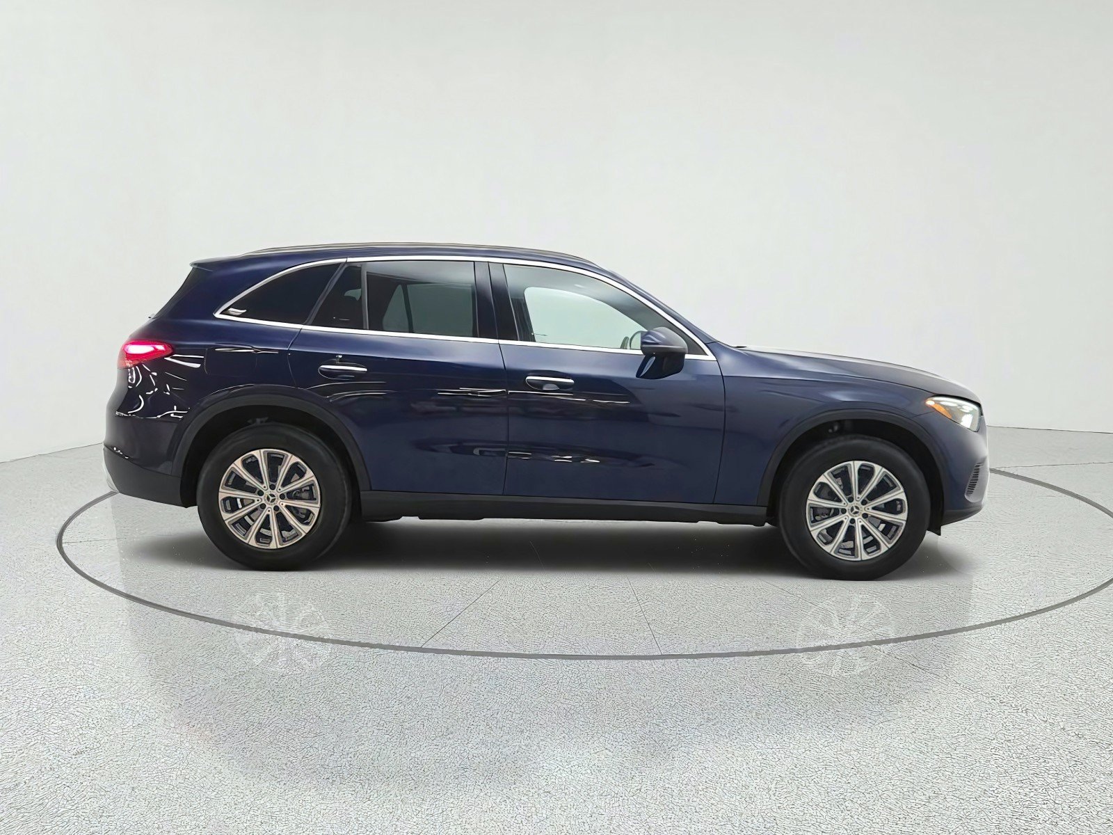 Used 2024 Mercedes-Benz GLC 300 4MATIC image 4