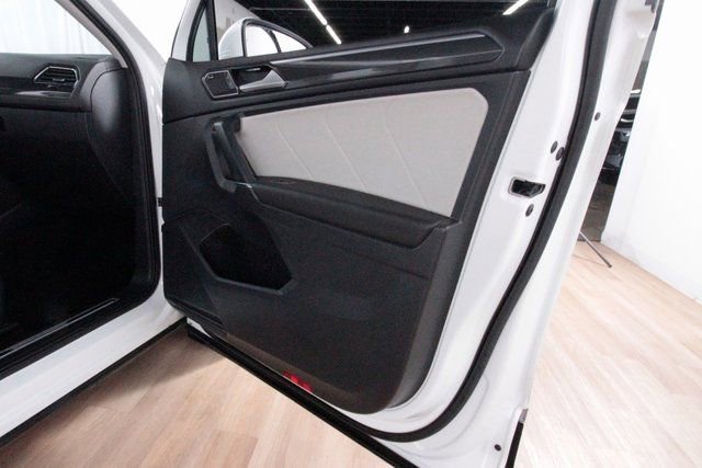 Used 2018 Volkswagen Tiguan SEL Premium image 24