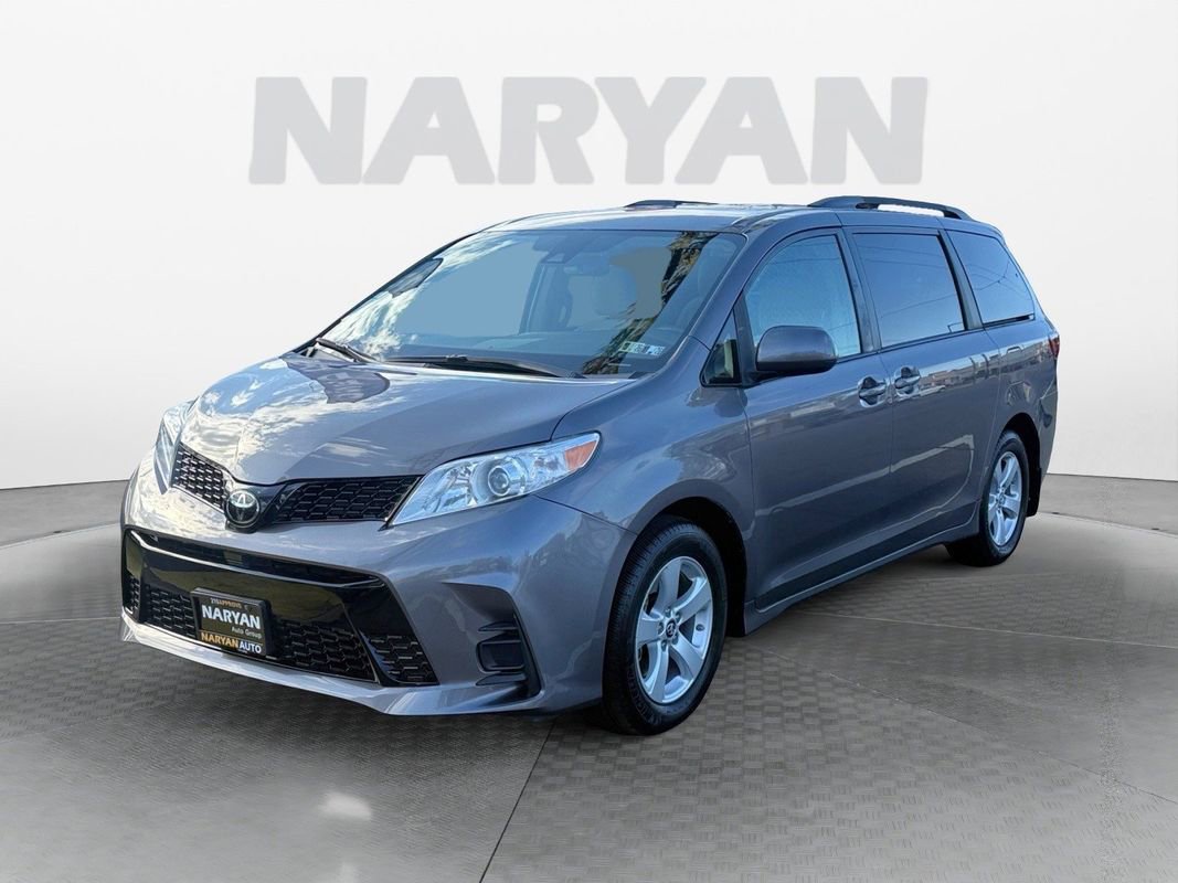 Used 2019 Toyota Sienna LE w/ Carpet Mat Package image 4