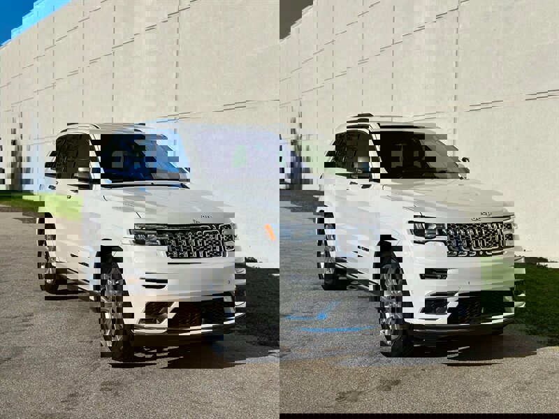 Used 2019 Jeep Grand Cherokee Summit image 4