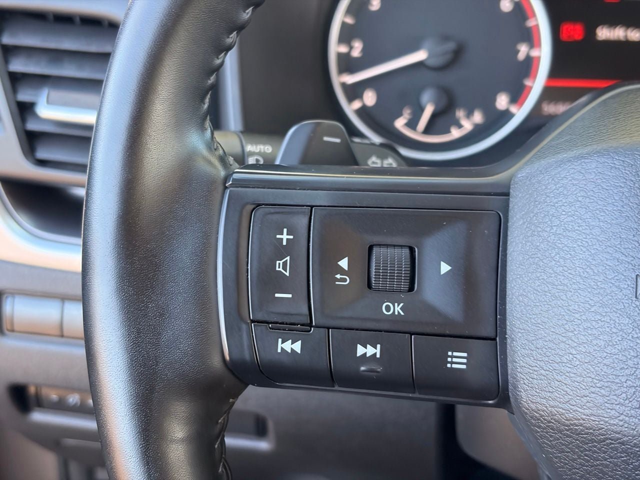 Certified 2025 Nissan Rogue SV AWD/4WD image 28