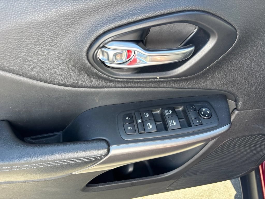 Used 2021 Jeep Cherokee Latitude FWD image 13