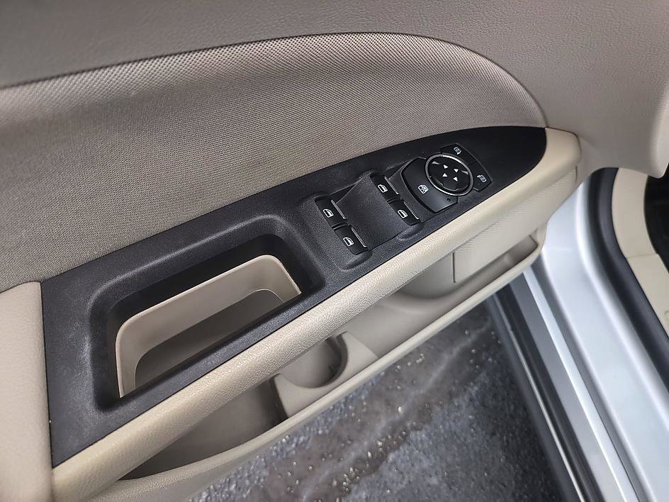 Used 2020 Ford Fusion SE FWD image 12
