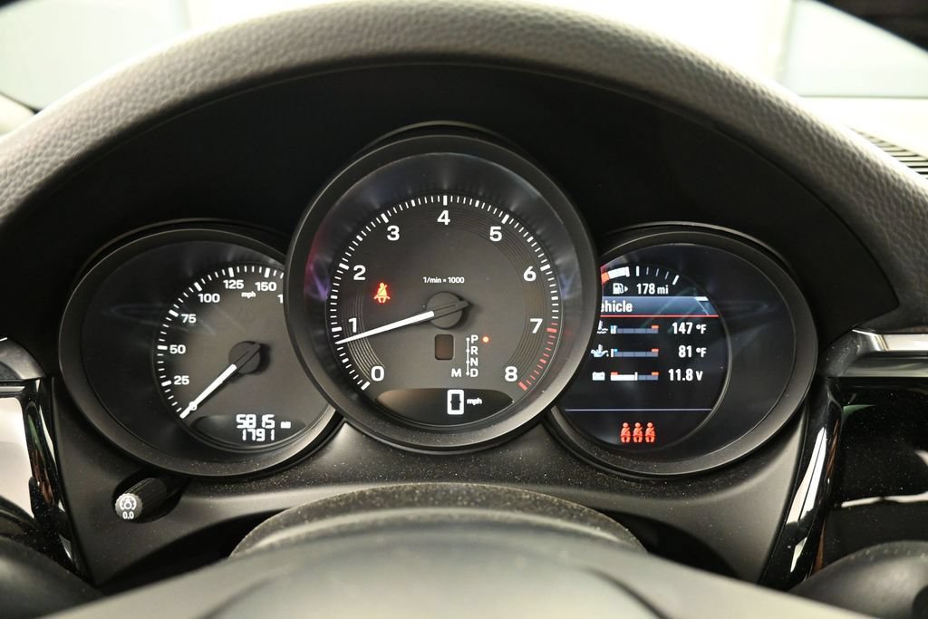 Certified 2025 Porsche Macan AWD/4WD image 18