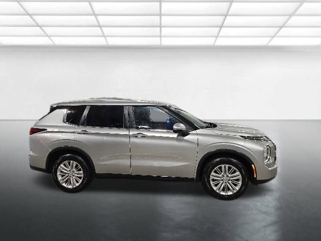 Used 2022 Mitsubishi Outlander ES AWD/4WD image 3