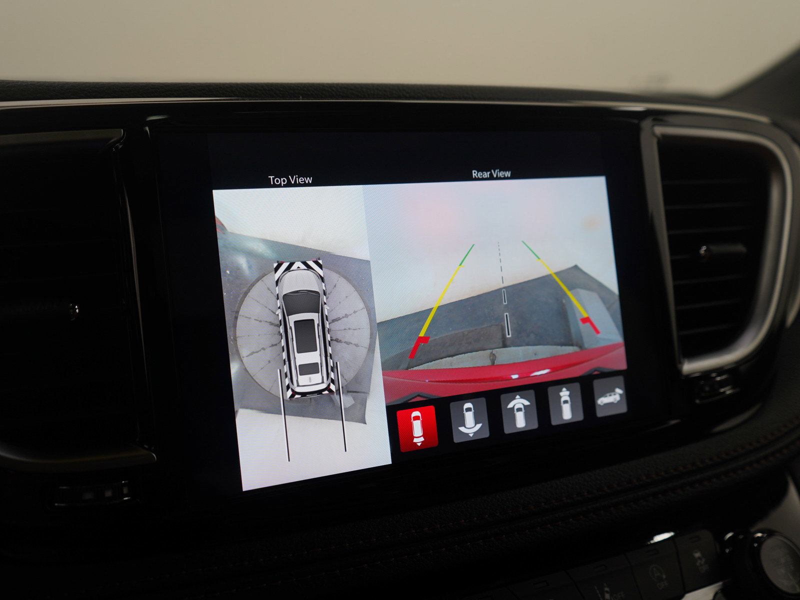 Used 2025 Chrysler Pacifica Pinnacle w/ Trailer Tow Group image 31