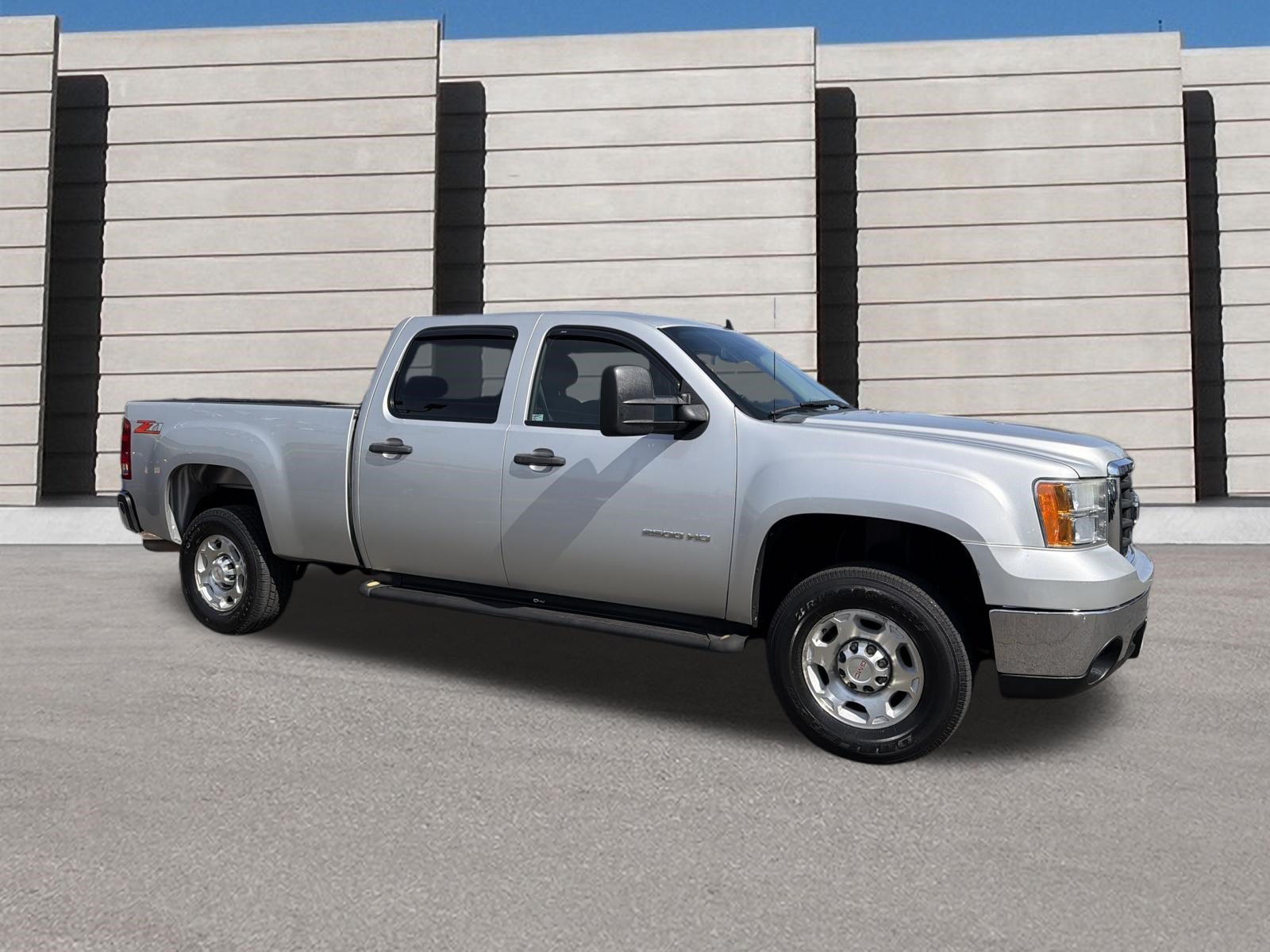 Used 2010 GMC Sierra 2500 SLE w/ Suspension Package, Off-Road RWD image 6