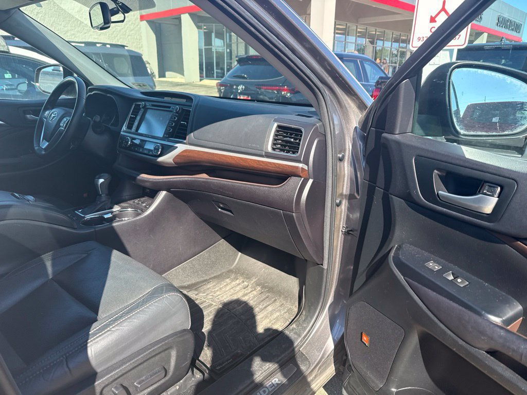 Used 2016 Toyota Highlander Limited AWD/4WD image 16