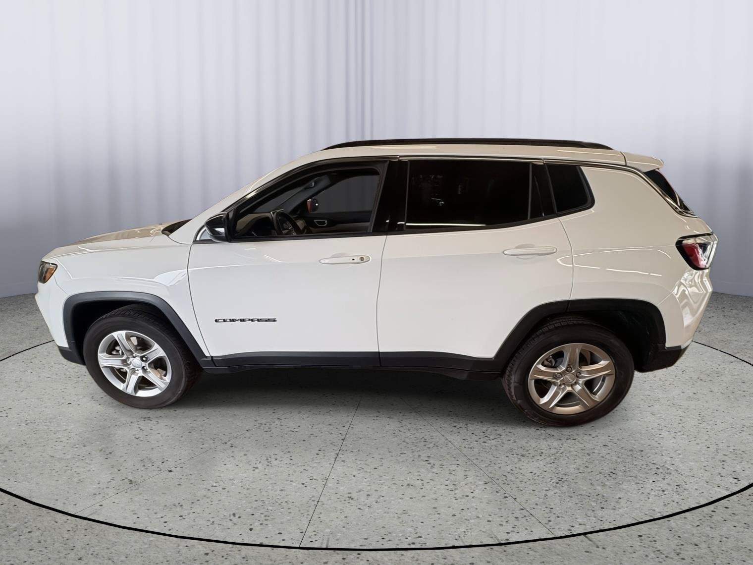 Used 2024 Jeep Compass Latitude AWD/4WD image 2