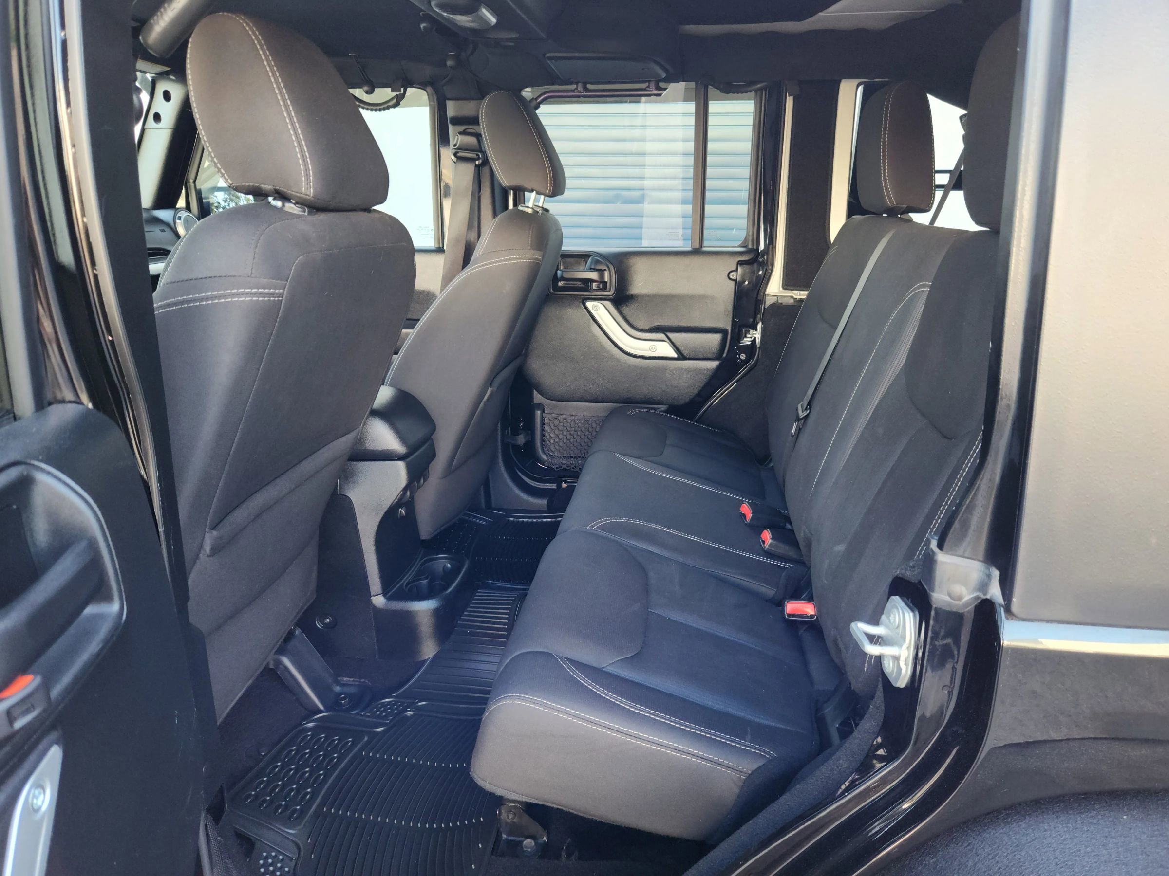 Used 2017 Jeep Wrangler Unlimited Rubicon w/ Cold Weather Group image 16