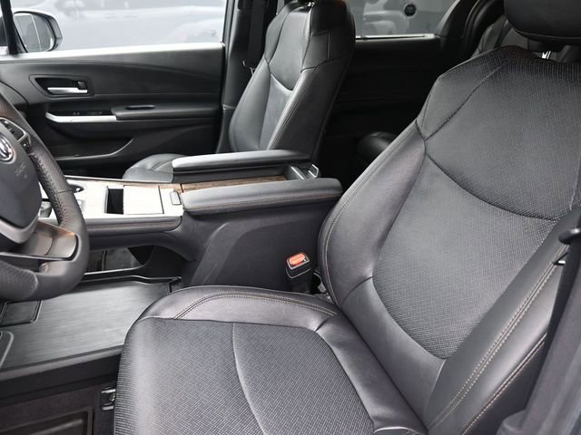 Used 2025 Toyota Sienna Limited image 33
