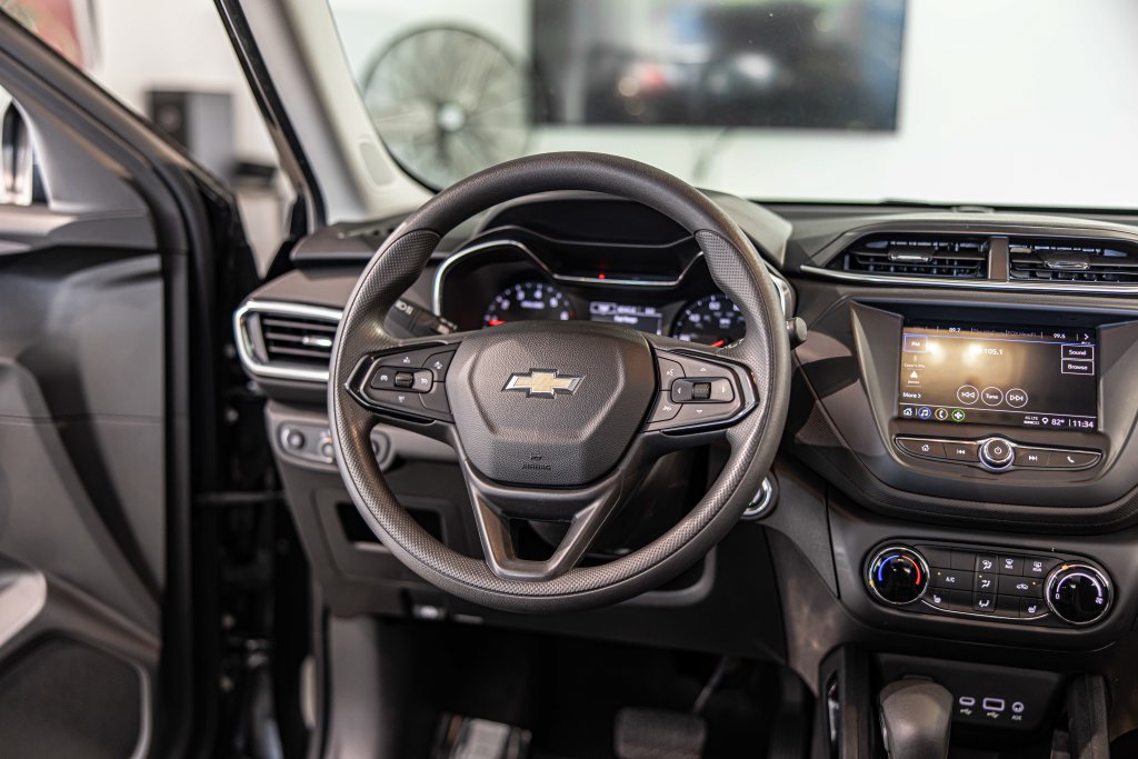 Used 2022 Chevrolet TrailBlazer LT FWD image 35