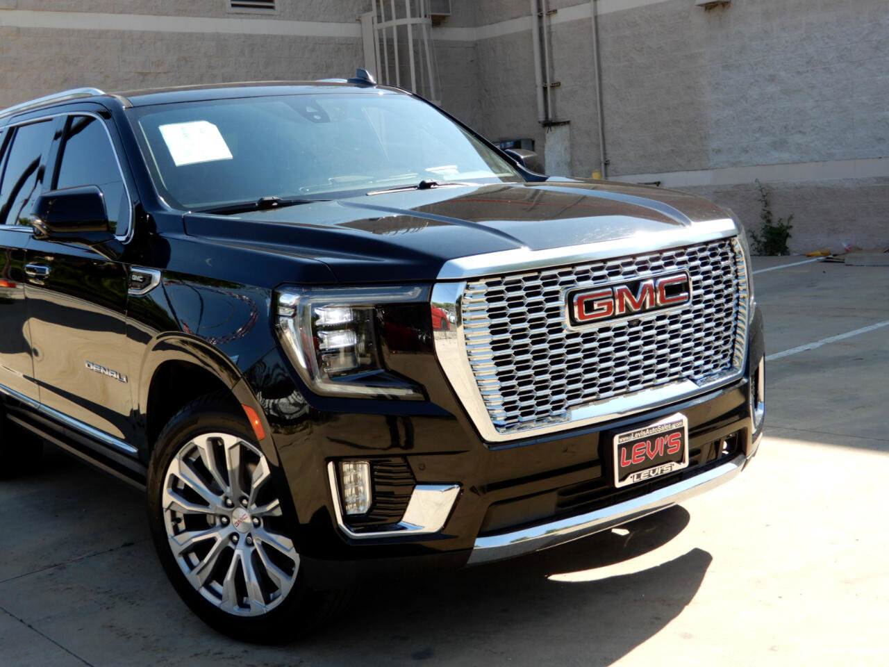 Used 2022 GMC Yukon Denali image 2