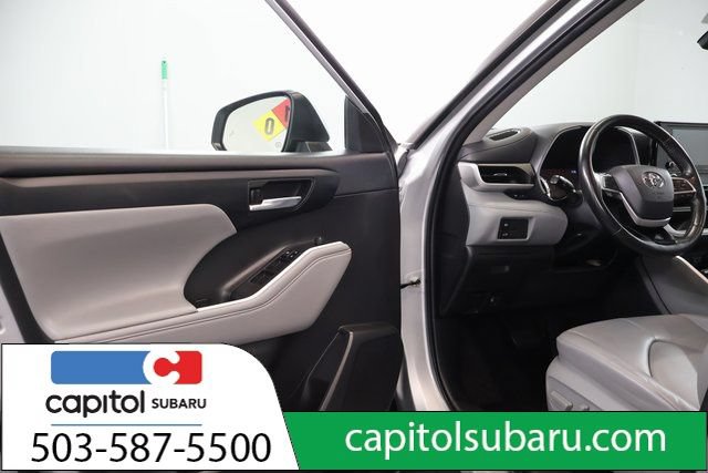 Used 2022 Toyota Highlander XLE AWD/4WD image 10